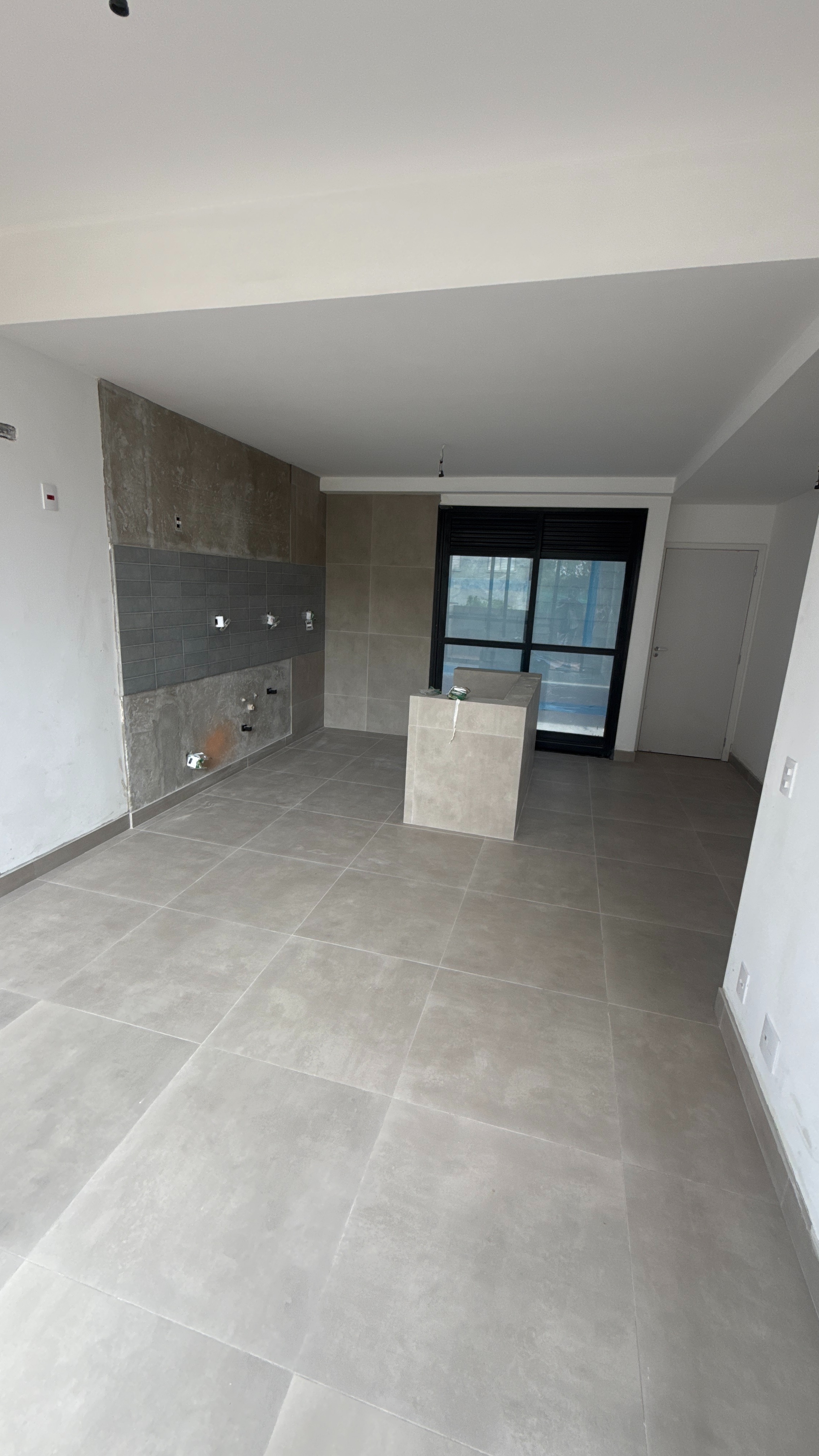 Sala integrada com grande janela